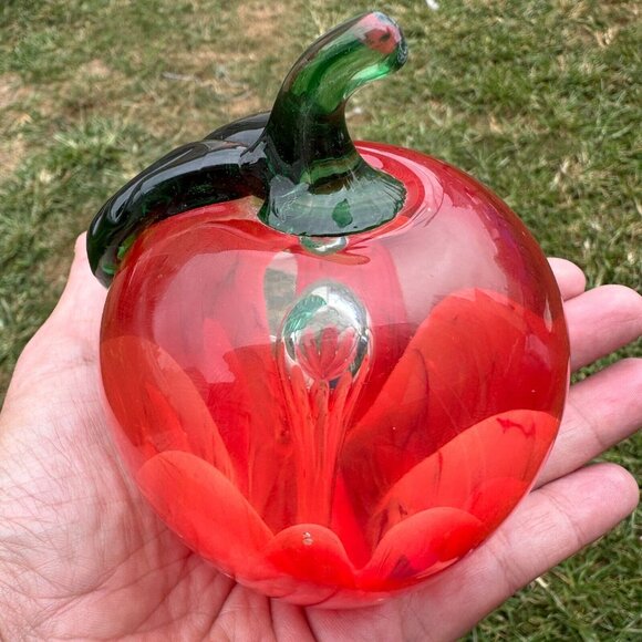 Maude & Bob St Clair Art Glass Paperweight Apple 1980 - Picture 4 of 9